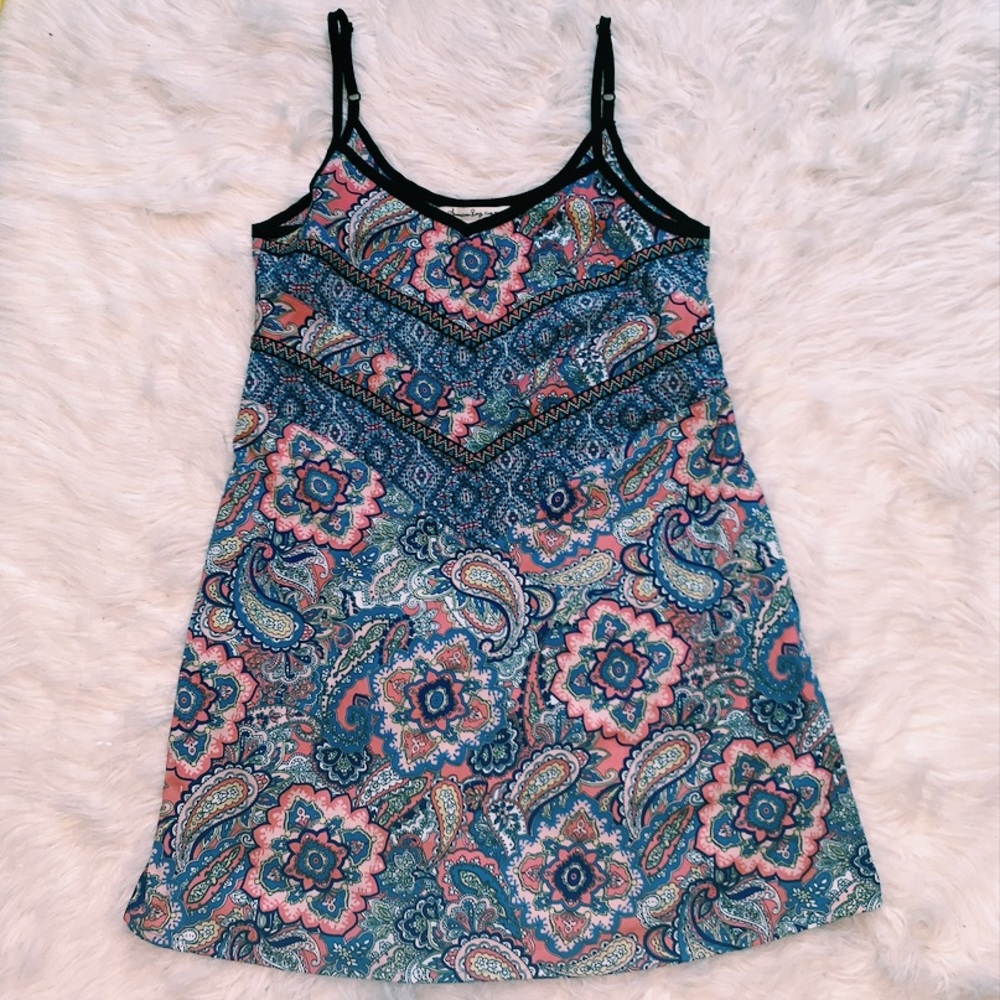 Patterned shift dress with black details pockets
